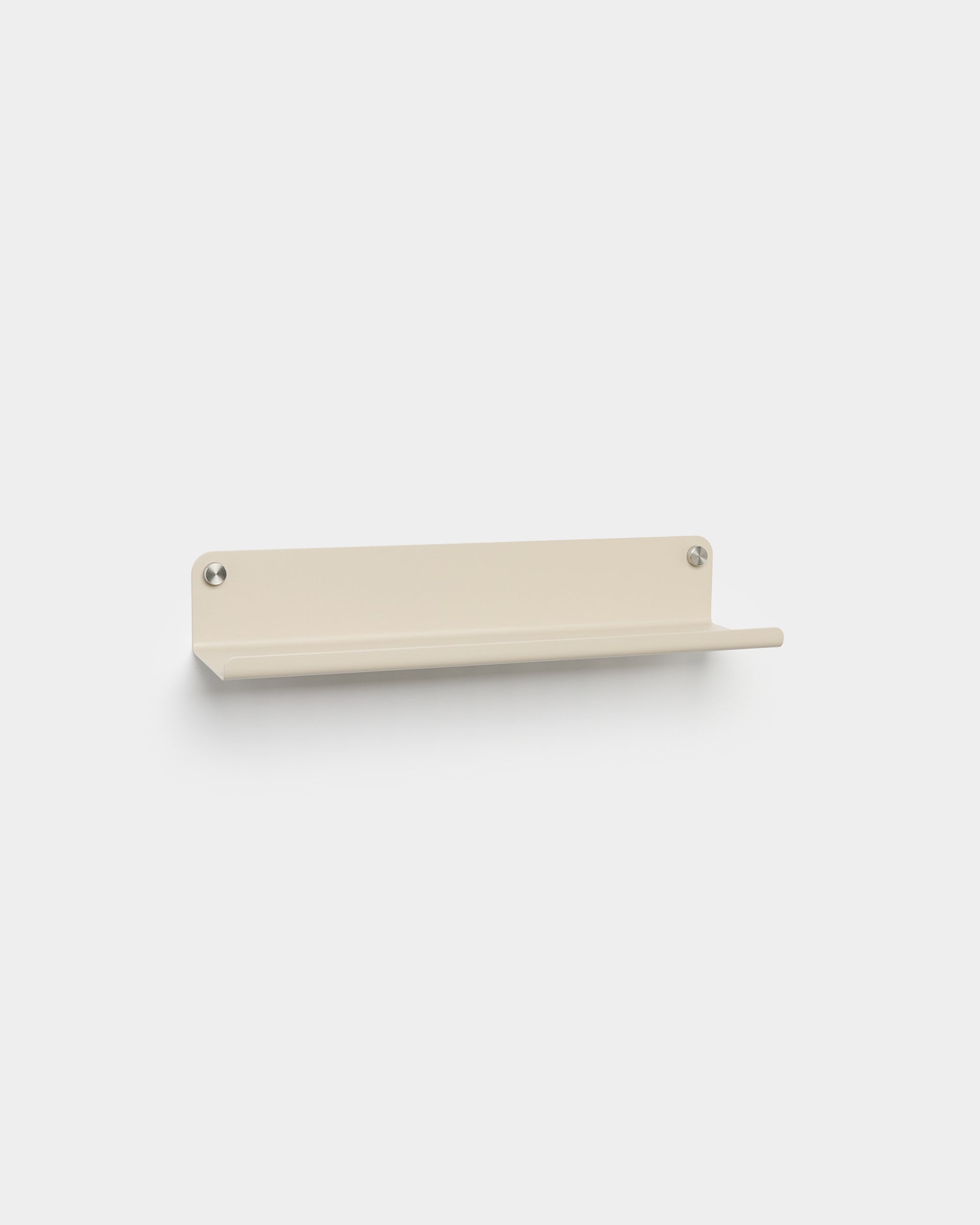 Estante ancho WoodUpp Norr en beige, 51,9 cm, mostrado con dos tornillos de montaje sobre un fondo blanco liso; accesorio compatible para las colecciones Akupanel.